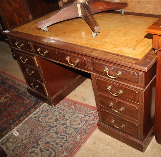 Victorian mahogany pedestal desk